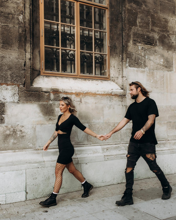 Simona & Simon walking hand in hand
